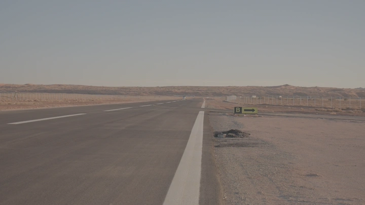 اقلاع طائرة خاصة من مدرج طائرات في صحراء مفتوحة، لقطة أرضية.