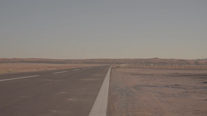 اقلاع طائرة خاصة من مدرج طائرات في صحراء مفتوحة، لقطة نهارية.