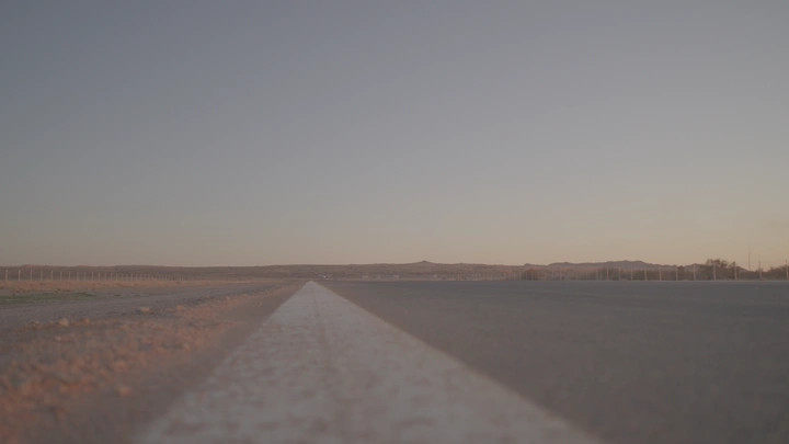 اقلاع طائرة خاصة من مدرج طائرات في الصحراء عند الغروب، لقطة منخفضة.