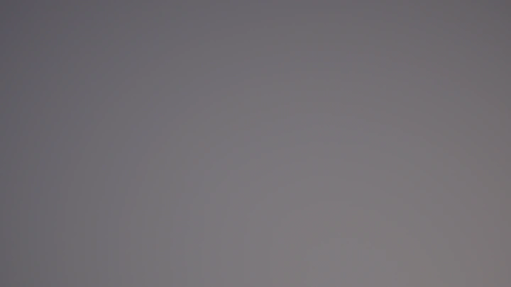 طائرة صفراء في مدرج طائرات، لقطة من الأسفل.