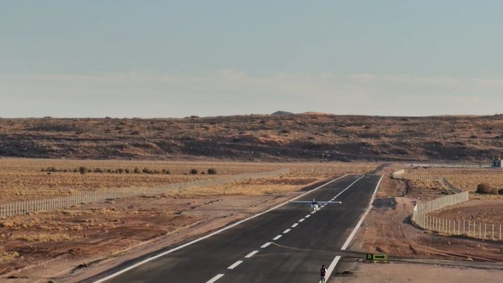 طائرة صغيرة على مدرج في منطقة صحراوية، لقطة درون.