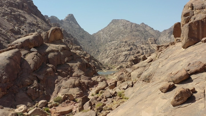 جبال الكشرية في حائل تحت السماء الصافية، لقطة جوية.