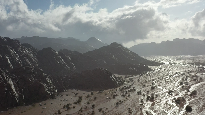 جبال مشار في حائل بعد المطر، لقطة جوية.