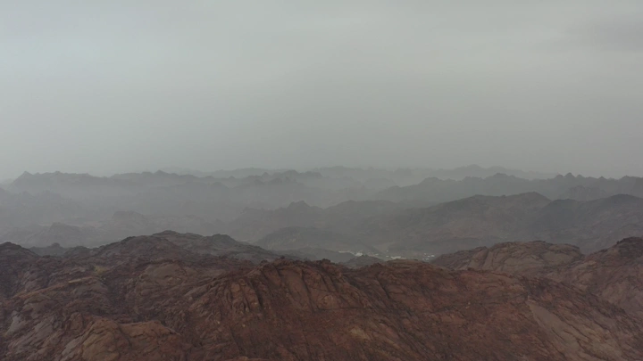 جبال حائل تحت سماء غائمة، لقطة جوية.