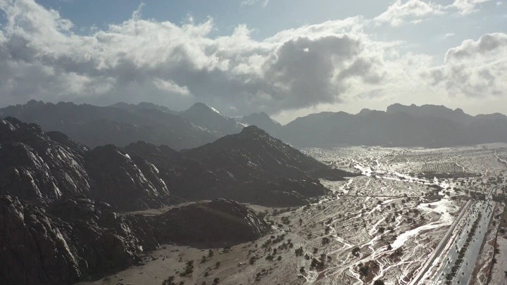 جبال مشار في حائل بعد المطر، لقطة جوية.