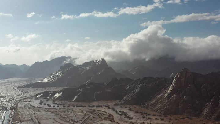 جبال مشار في حائل تحت الغيوم، لقطة جوية.