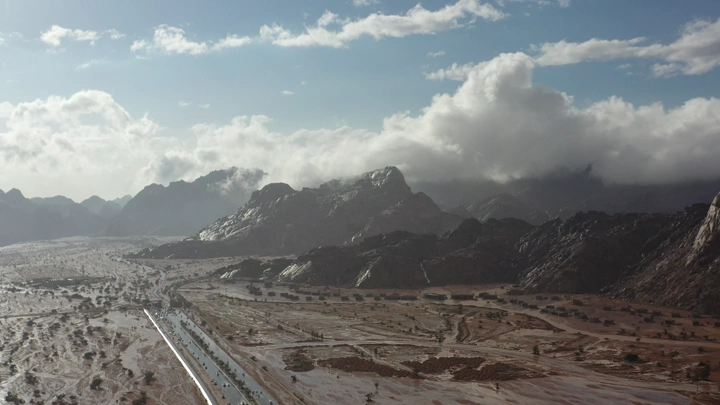 جبال مشار في حائل تحت السماء الغائمة، لقطة جوية.