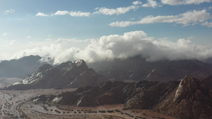 جبال مشار في حائل تحت الغيوم، لقطة جوية.