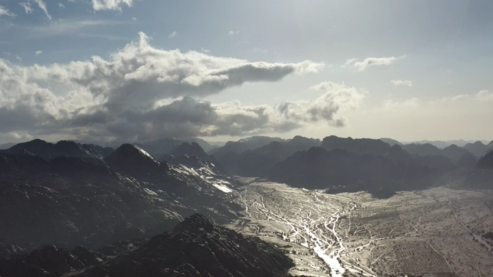 جبال مشار في حائل تحت السماء الغائمة، منظر جوي.