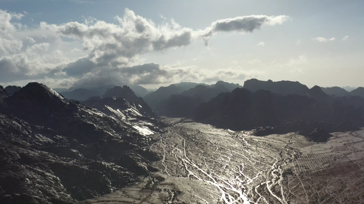 جبال مشار في حائل تحت السماء الغائمة، لقطة جوية.