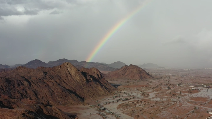 قوس قزح فوق جبال مشار في حائل، لقطة جوية.