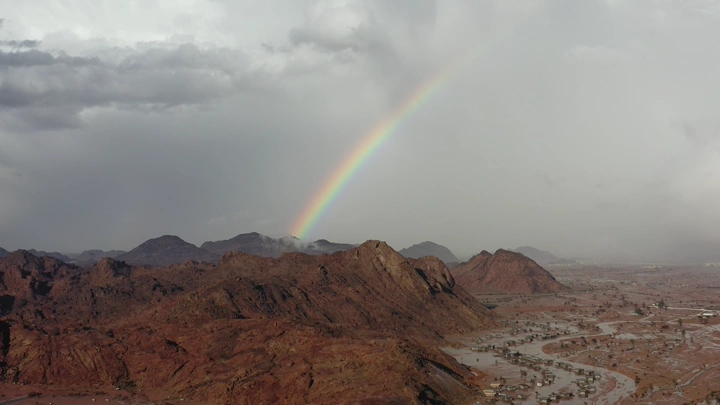 قوس قزح فوق جبال مشار في حائل، لقطة جوي.