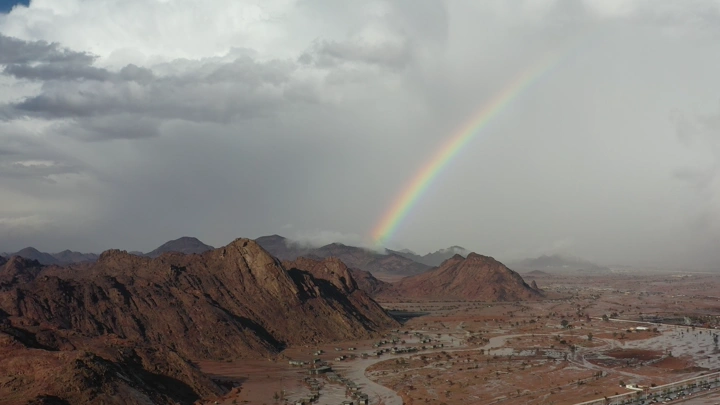 قوس قزح فوق جبال مشار في حائل، لقطة جوية.