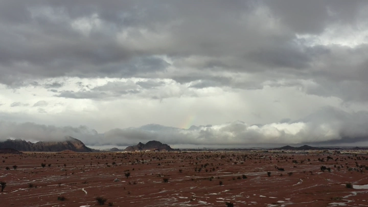 جبال مشار في حائل بعد الامطار تحت سماء غائمة، لقطة جوية.