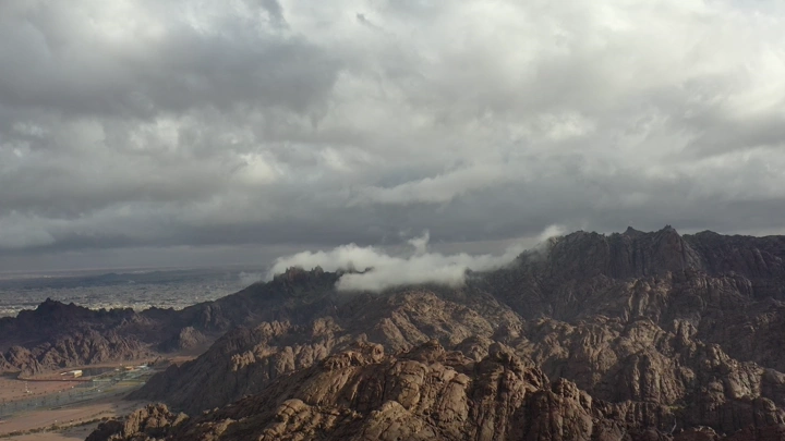 جبال مشار في حائل تحت الغيوم، لقطة جوية.