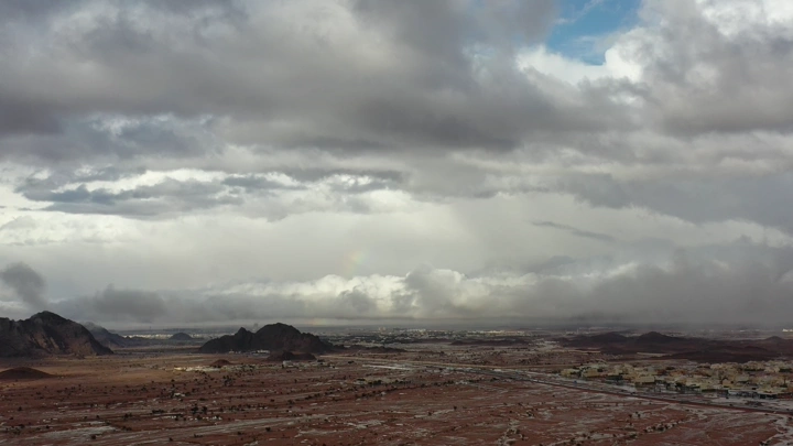 منظر للجبال في مشار حائل بعد الامطار تحت الغيوم، لقطة جوية.