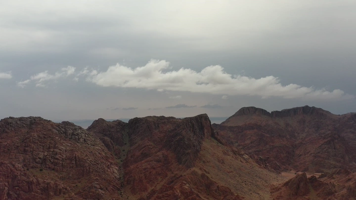 جبال حائل تحت سماء غائمة، لقطة جوية.