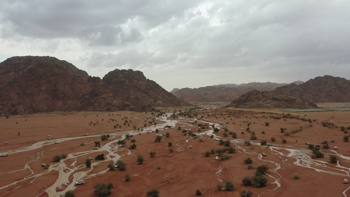 وادي في حائل بعد المطر، لقطة جوية.