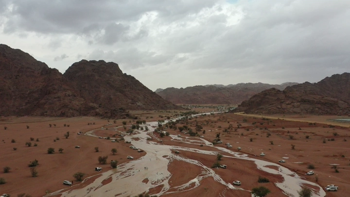 منظر جوي لشعيب جو في حائل بعد المطر، لقطة درون.