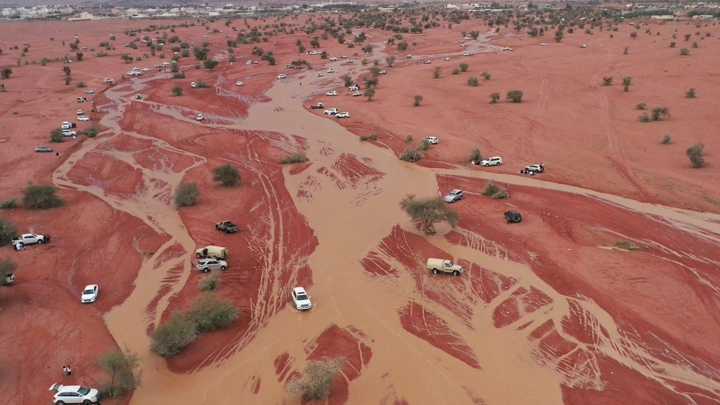 شعيب في الصحراء مع سيارات، لقطة جوية.