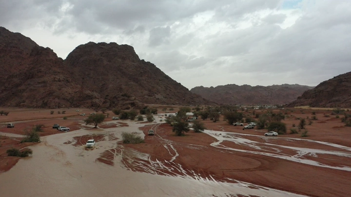 سيارات في شعيب جو بحائل بعد الأمطار، لقطة جوية.