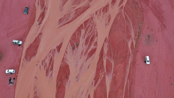 سيارات على أرض ترابيه بعد المطر، لقطة جوية.