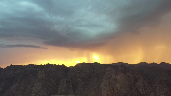 جبال الكشرية في حائل عند الغروب، لقطة جوية.