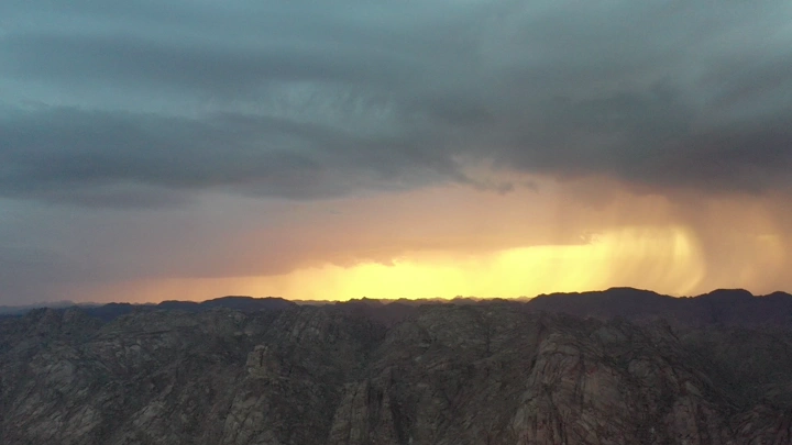 جبال الكشرية في حائل عند الغروب، لقطة جوية.