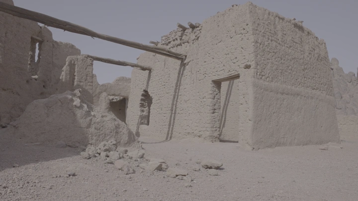 حصان وخيال يتجهون إلى بيت حاتم الطائي في الصحراء، لقطة أرضية.