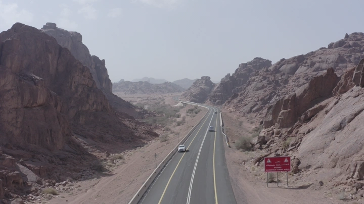سيارت تمر بين جبال حائل، لقطة درون.