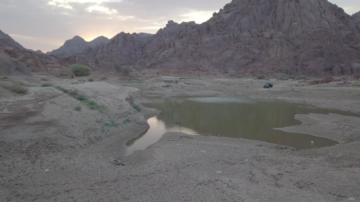 سد عقدة في حائل عند الغروب، لقطة درون.