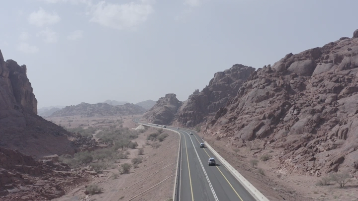 طريق بين جبال حائل، لقطة درون نهارية.