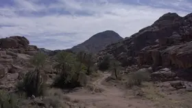 جبال حائل تحت سماء غائمة، لقطة درون.