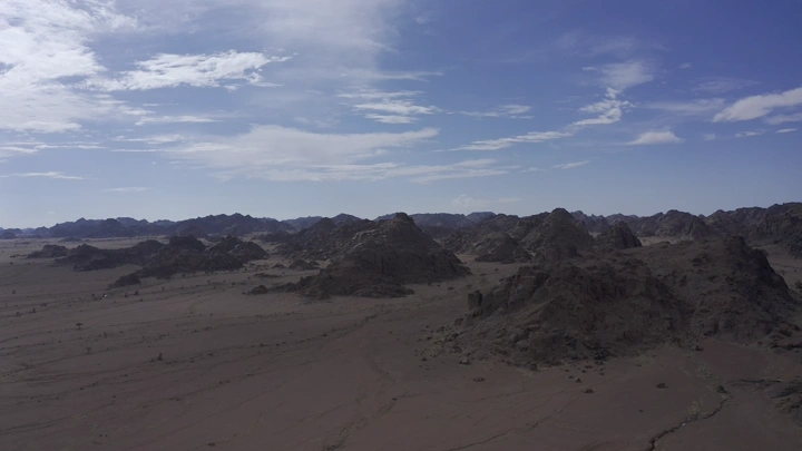 جبال جو جائل تحت سماء زرقاء، لقطة درون.