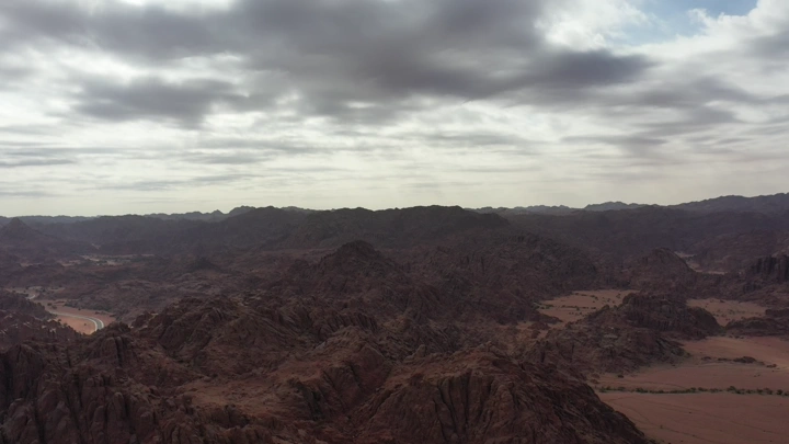 جبال جو حائل تحت سماء غائمة، لقطة درون.