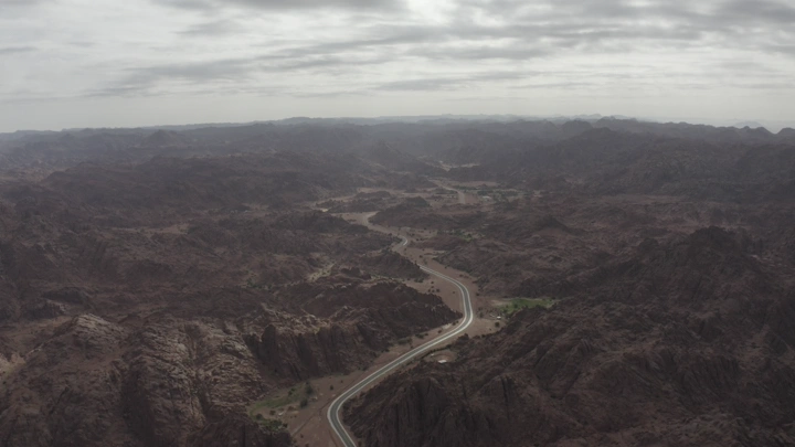 جبال وجو غائم، لقطة درون.