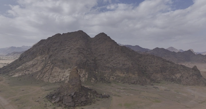 جبال حائل تحت سماء غائمة، لقطة درون.