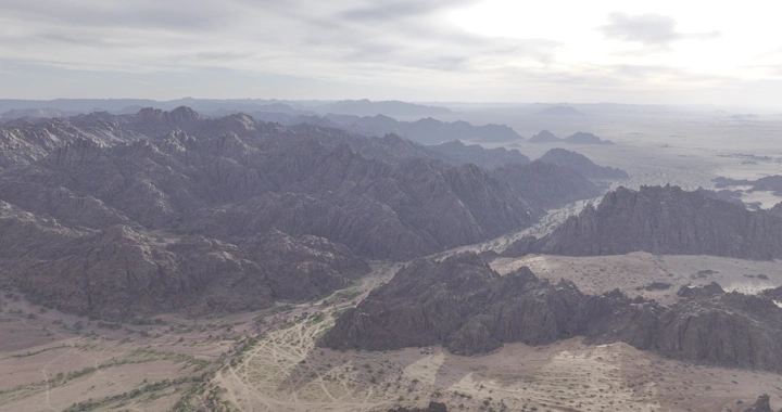 جبال جو حائل تحت السماء الغائمة، لقطة درون.
