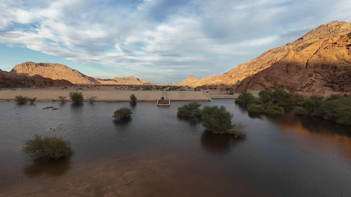 سد مشار في حائل محاط بالجبال والماء، لقطة درون.
