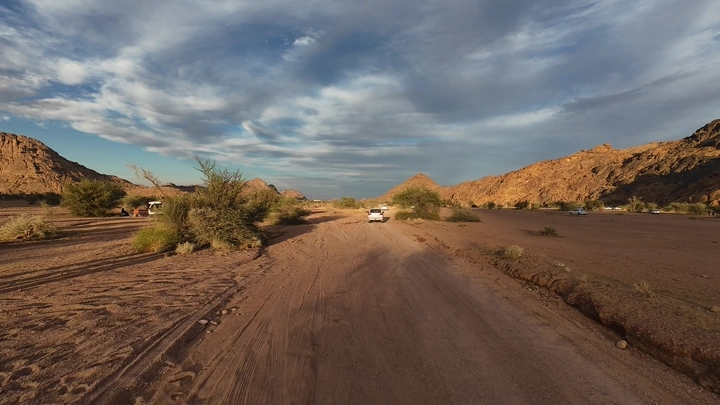 طريق صحراوي في مشار حائل، لقطة درون نهارية.