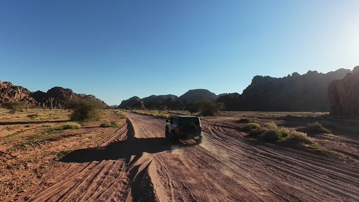 سيارة تسير في صحراء توارن حائل، لقطة درون.