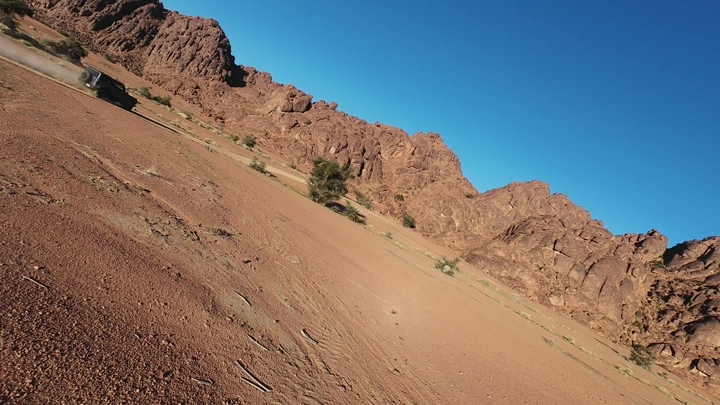 صحراء توارن في حائل مع جبال، لقطة درون.