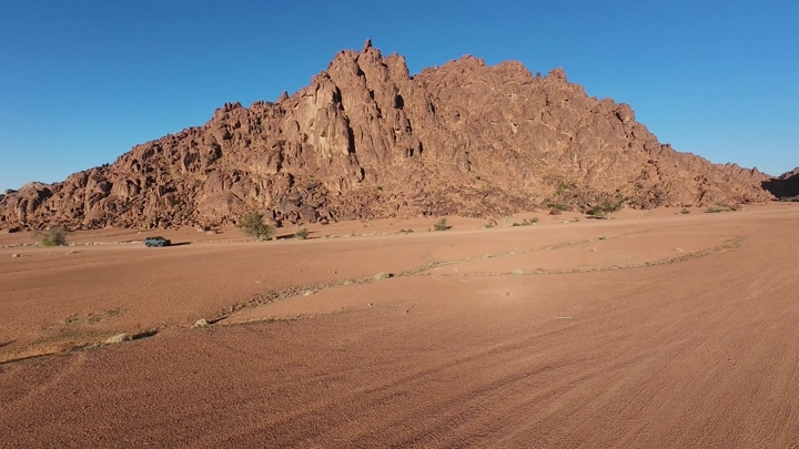جبل في توارن حائل تحت سماء زرقاء، لقطة درون.