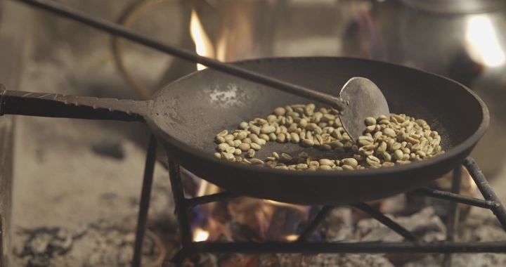 تحميص حبوب القهوة على نار مفتوحة، لقطة قريبة.