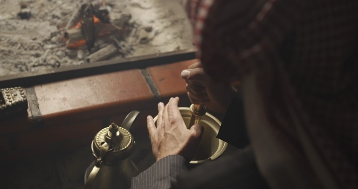 شخص يدق النجر بجانب موقد نار، لقطة قريبة.