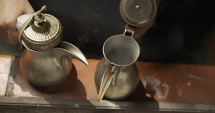 دلة قهوة عربية تقليدية  لقطة علوية.