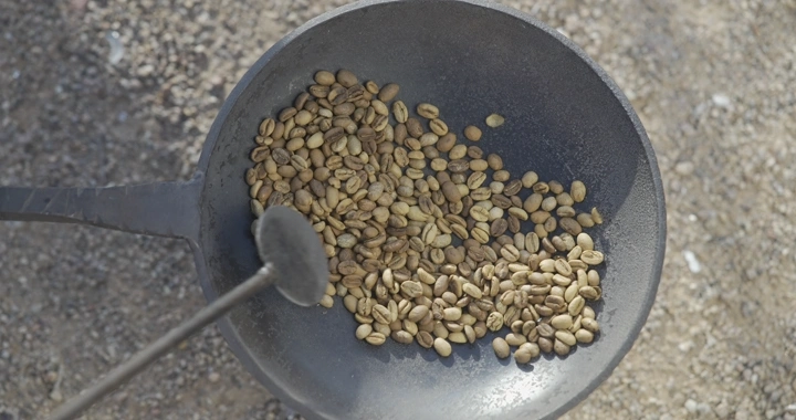 حبوب قهوة تتحمص على النار ، لقطة من الأعلى.