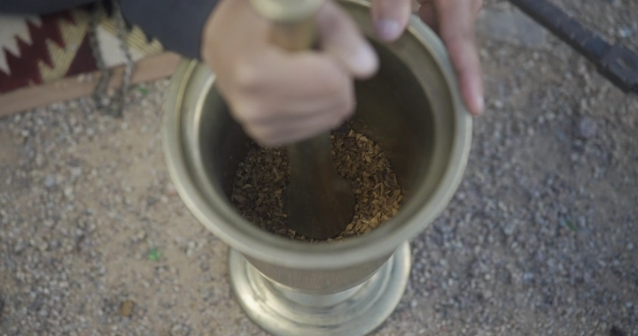 شخص يدق النجر في الهواء الطلق، لقطة من الأعلى.