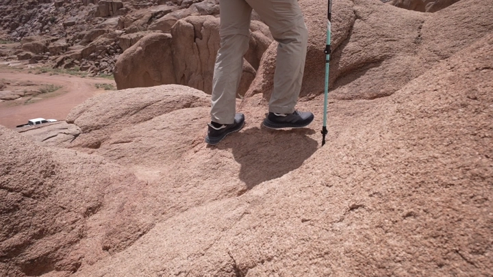 شخص يتسلق جبل صخري في وضح النهار، لقطة قريبة.