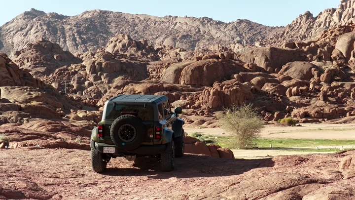 سيارة على حافة جبلية في حائل، لقطة نهارية.